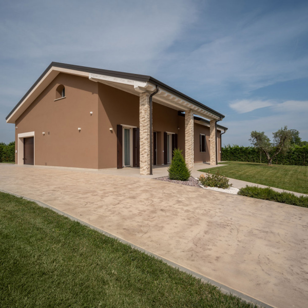 Plam Stampable, stamped concrete floor, crema color, light gray shades. Private house, Piove di Sacco, Italy