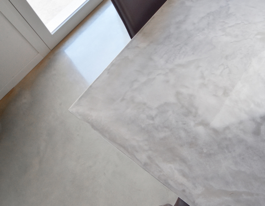 Cucina con tavolo, pavimento e rivestimento Microverlay cemento resina venezia