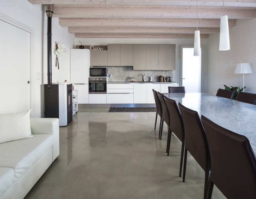 Cucina con tavolo, pavimento e rivestimento muro Microverlay venezia prezzi