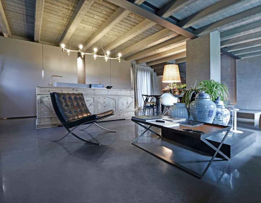 Skyconcrete®, suelo efecto nuvolato de bajo espesor con acabado dark gray. Casa de campo contemporánea, Breda di Piave (Italia). Proyecto: Factory Progetto Unico